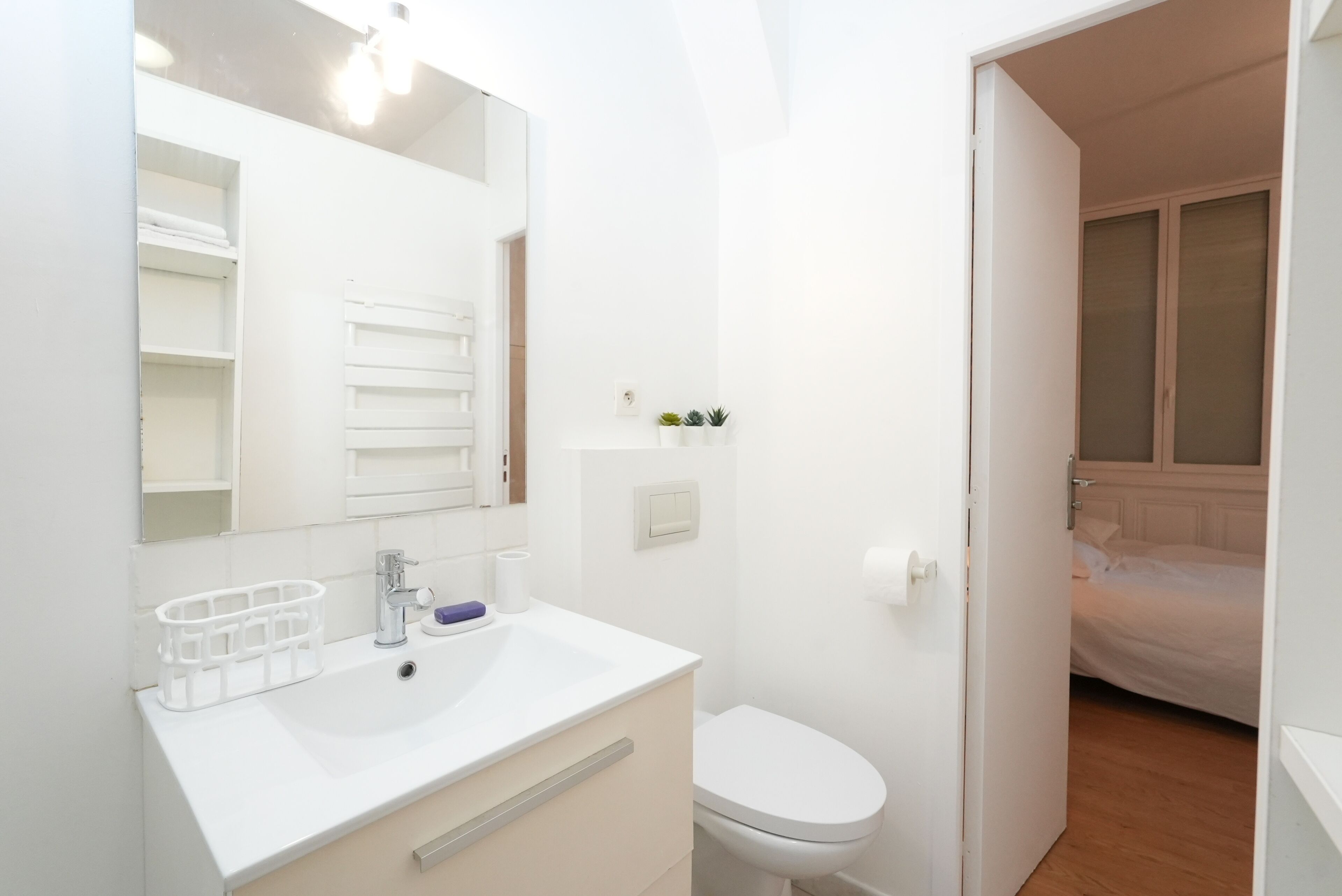 Een haardroger, handdoeken, zeep, toiletpapier