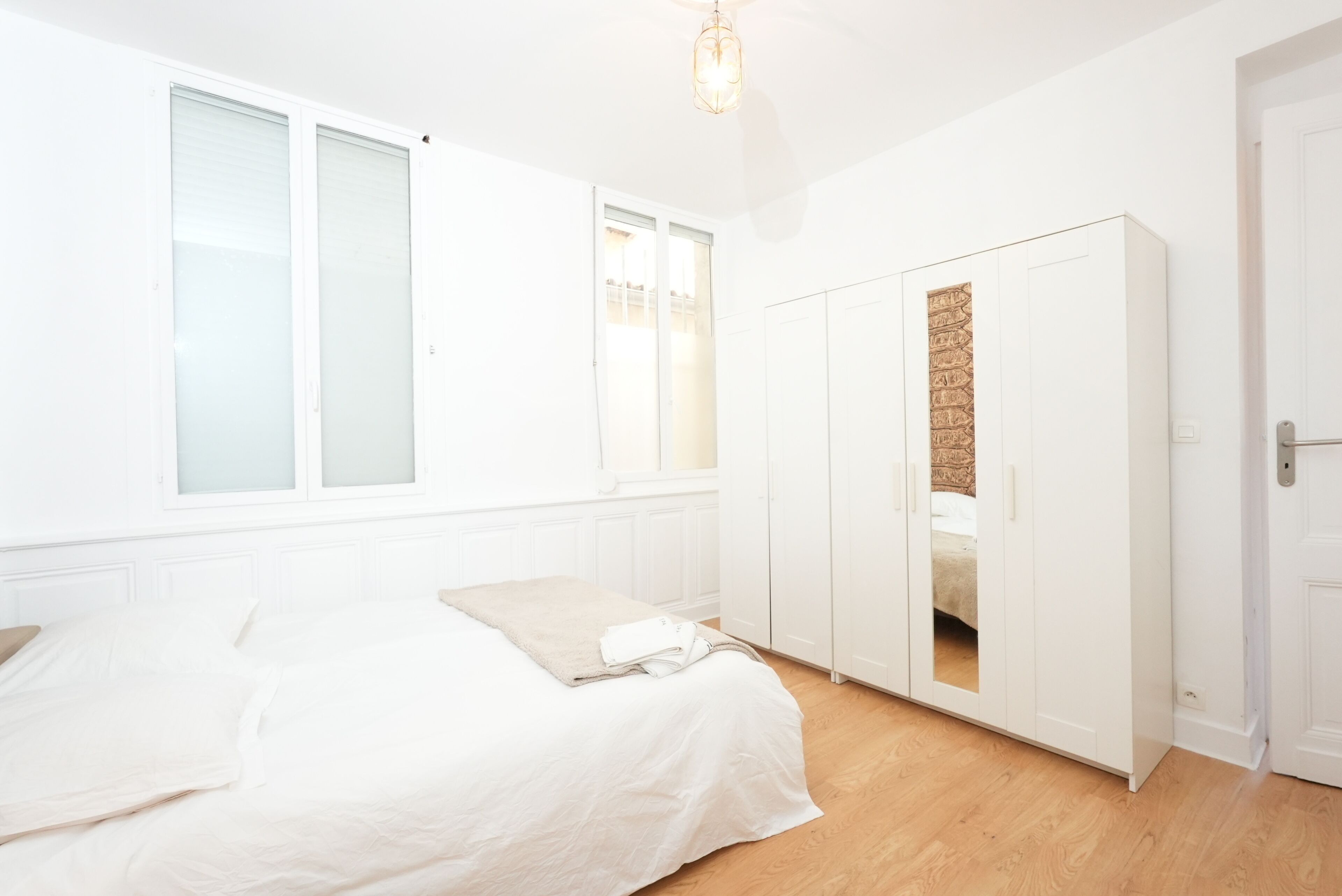 Een strijkplank/strijkijzer, wifi, beddengoed