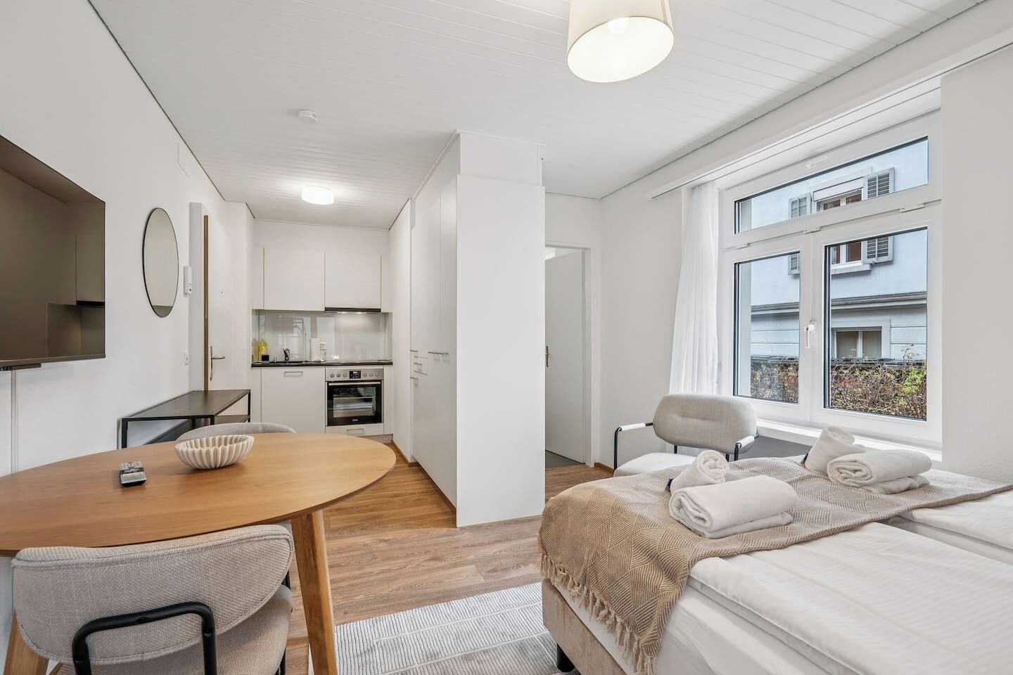 Työpöytä, silitysrauta/-lauta, Wi-Fi, vuodevaatteet