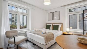 Schreibtisch, BĂŒgeleisen/BĂŒgelbrett, WLAN, BettwĂ€sche