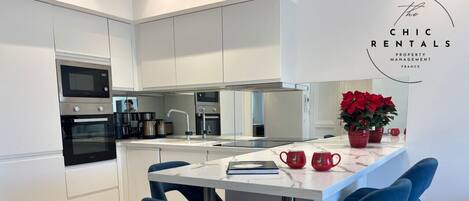 Réfrigérateur, micro-ondes, four, plaque de cuisson