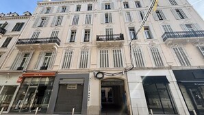 A multi-story building with a classic architectural style, featuring symmetrical windows and decorative moldings. - Scarlett - 4 Bedroom next to the Croisette (Cannes)