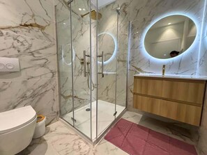 Shower, hair dryer, towels, shampoo - Scarlett - 4 Bedroom next to the Croisette (Cannes)