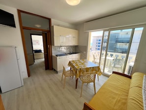 Appartement, 1 chambre, balcon, vue sur la ville | Salle à manger