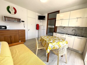 Appartement, 1 chambre, balcon, vue sur la ville | Salle à manger
