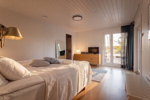 3 bedrooms, desk, travel crib, WiFi