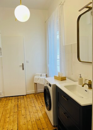 Douche, séchoir à cheveux, serviettes fournies, savon