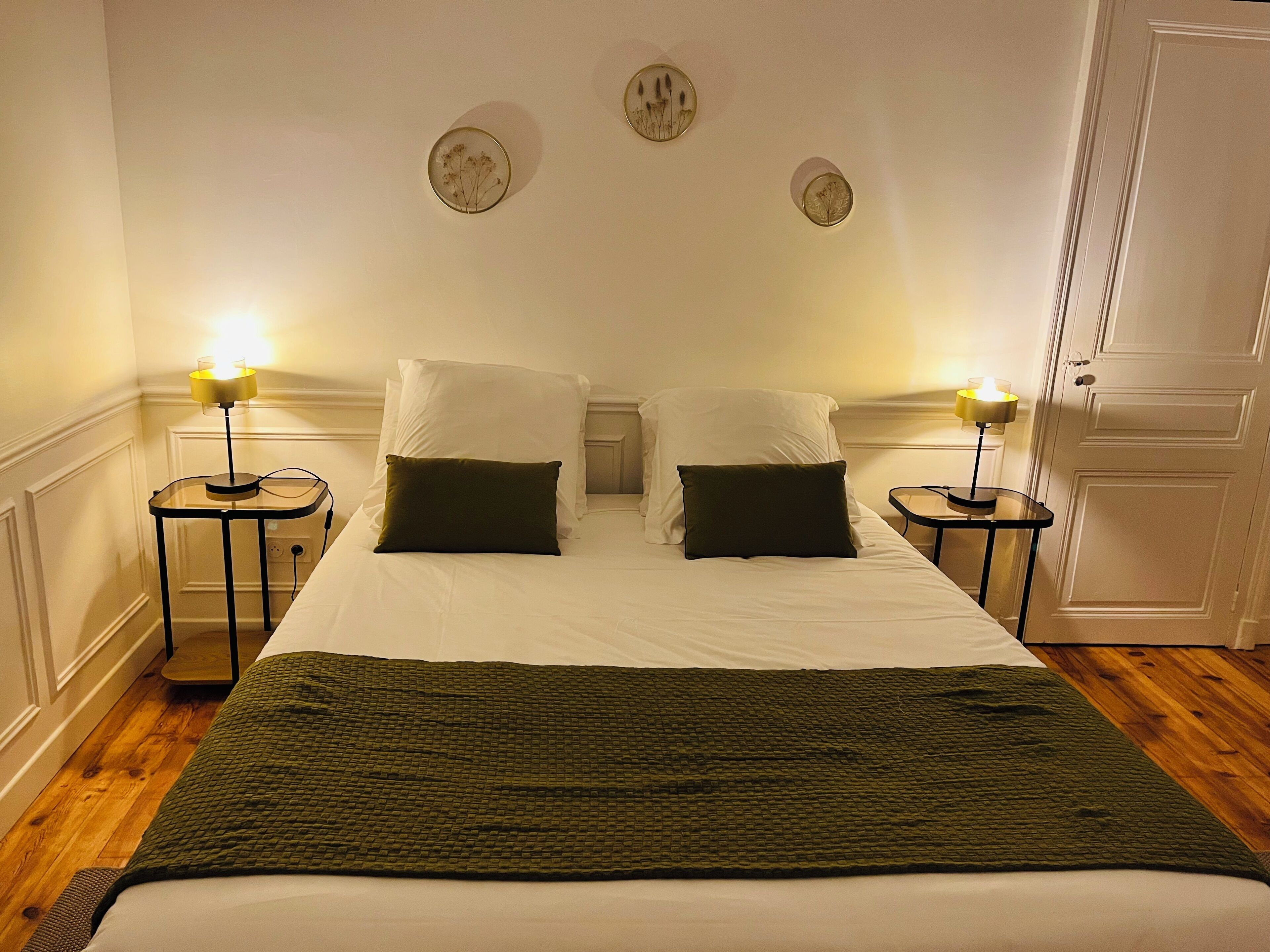 Strygejern/strygebræt, internetforbindelse, sengetøj