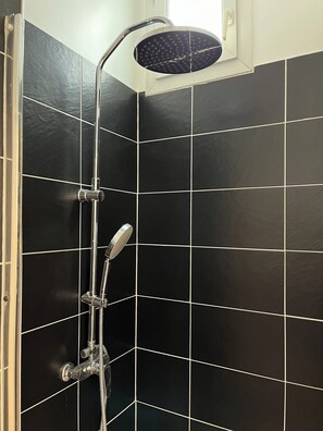 Shower, hair dryer, towels, soap - Apartment R1 Gare Centre Arena (Reims)