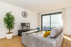 Tv och ett bordtennisbord