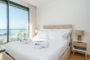 Schreibtisch, Bügeleisen/Bügelbrett, Reisekinderbett, WLAN