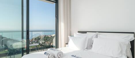 Työpöytä, silitysrauta/-lauta, vauvan matkasänky, Wi-Fi