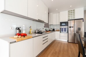 Kylskåp, mikrovågsugn, ugn och spishäll