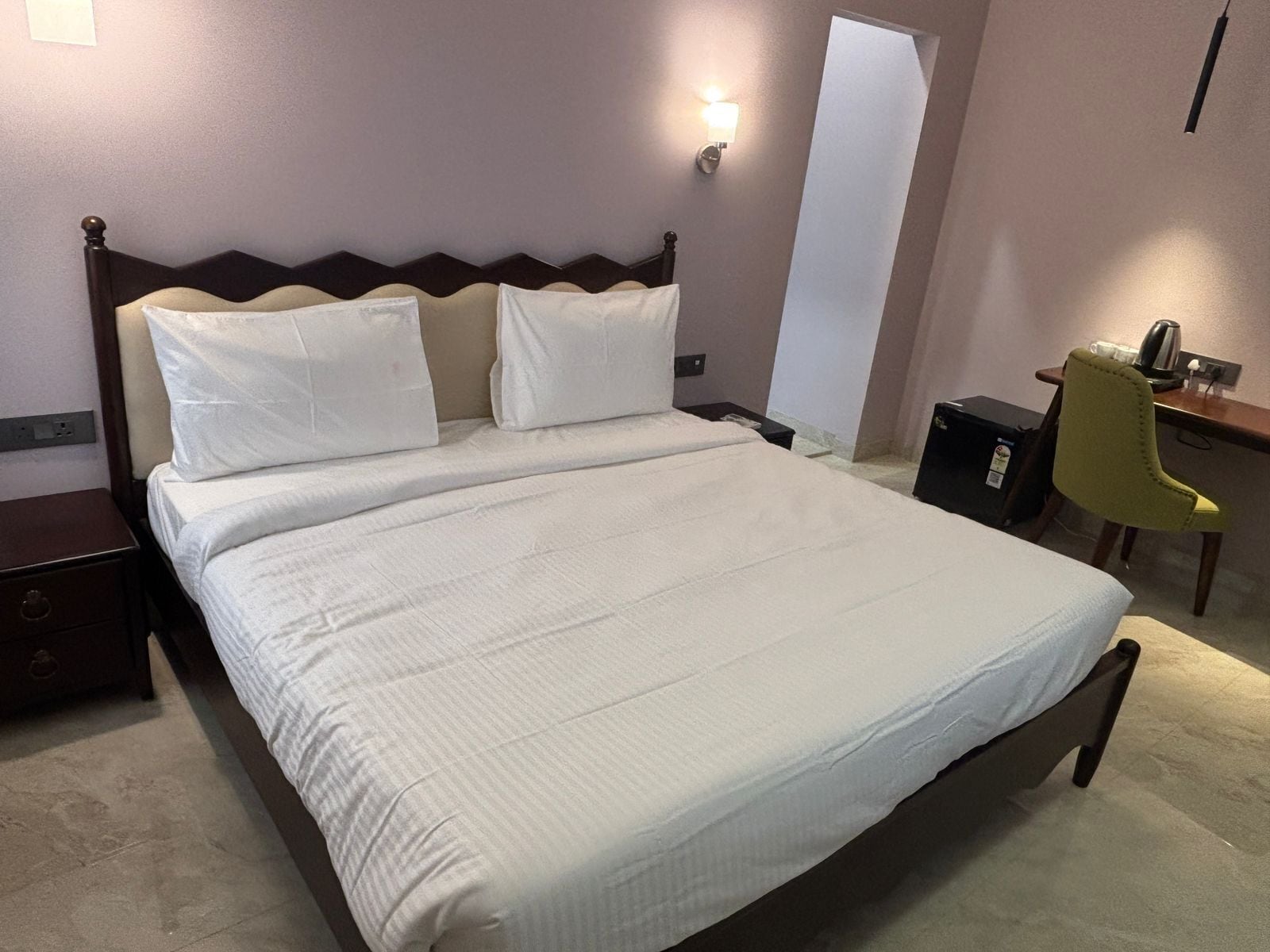 Escritorio, espacio para trabajar con laptop y wifi gratis 