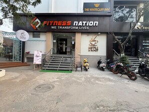 Front of property - THE WHITECLIFF INN (New Delhi)
