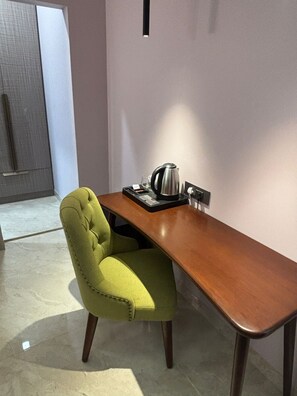 Bureau, espace de travail pour ordinateur portable, Wi-Fi gratuit