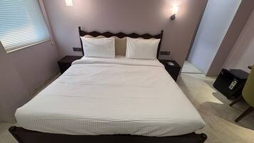 Desk, laptop workspace, free WiFi