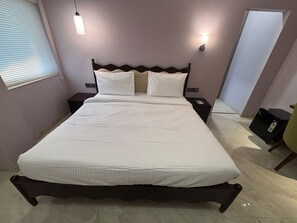 Desk, laptop workspace, free WiFi