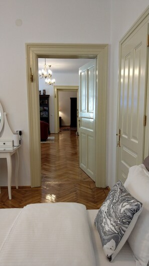 2 bedrooms, free WiFi, bed sheets - Elfriede 1912 elegant 2-bedroom apartment in Old Town Brasov (Brașov)