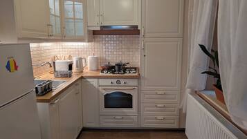 Réfrigérateur, four, plaque de cuisson, cafetière/bouilloire