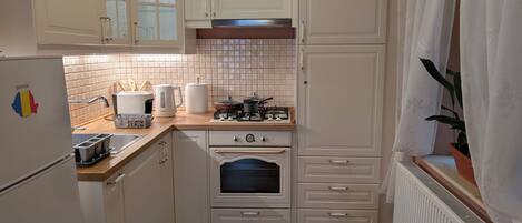 Fridge, oven, stovetop, coffee/tea maker