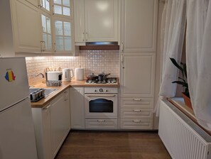 Refrigerador, horno, parrilla de estufa y cafetera y tetera 