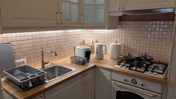 Réfrigérateur, four, plaque de cuisson, cafetière/bouilloire