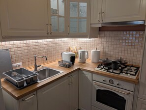 Fridge, oven, stovetop, coffee/tea maker - Elfriede 1912 elegant 2-bedroom apartment in Old Town Brasov (Brașov)