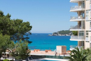 Habitación doble, balcón, vistas parciales al mar | Escritorio, espacio para trabajar con un portátil, wifi gratis