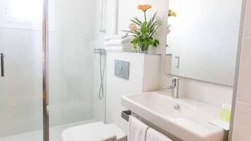 Ducha, secador de pelo, toallas y jabón