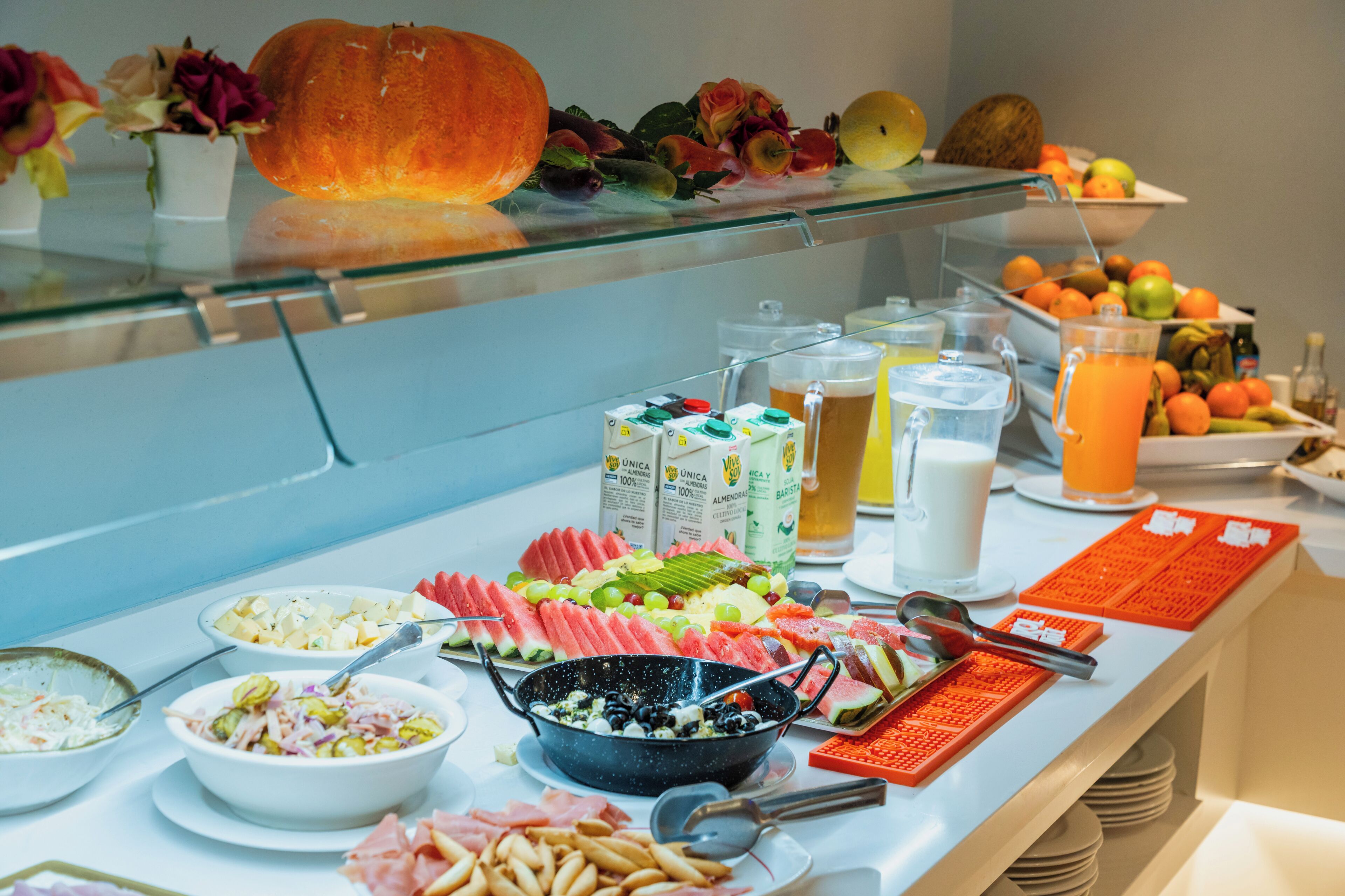 Un bufé con diversos alimentos, bebidas y salsas.