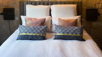 Laptop workspace, free WiFi