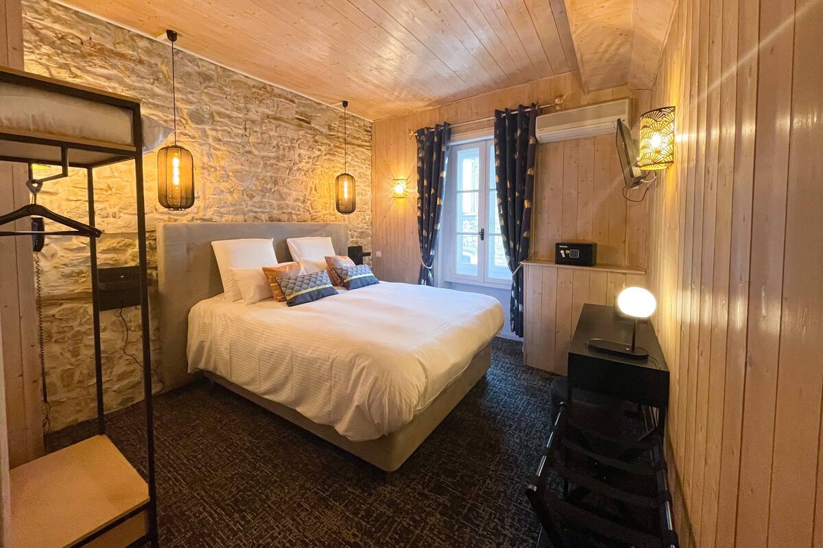 Laptop workspace, free WiFi