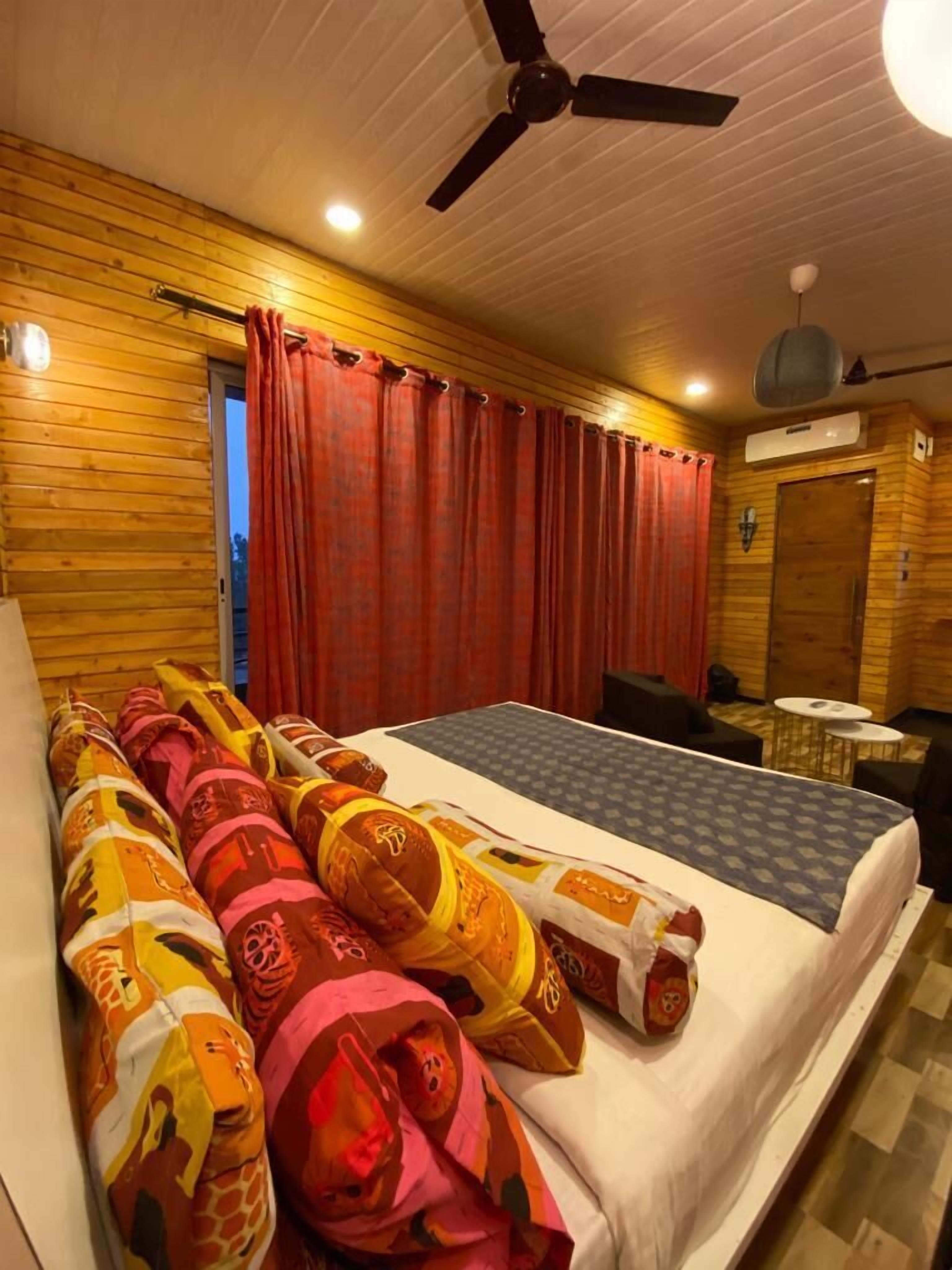 Royal Studio Suite, Lake View | Laptop workspace, soundproofing, WiFi (free), individually furnished