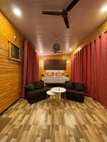 Studiosvit Royal - sjöutsikt | Unika möbler, arbetsyta för laptop, ljudisolering och gratis wi-fi