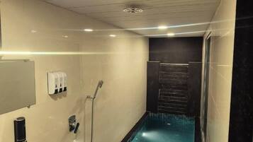 Superior Duplex, Pool View | Bathroom