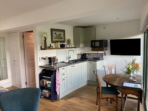 Fridge, microwave, toaster, cookware/dishes/utensils - The Sett on the Wharfe (Skipton)