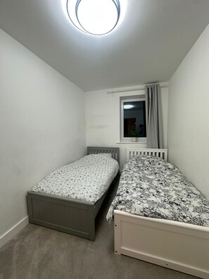 Iron/ironing board, Internet, bed sheets