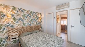 2 bedrooms, desk, iron/ironing board, free WiFi - At the beach with sea view - Apartment La Plage by Sur la mer (Fréjus)