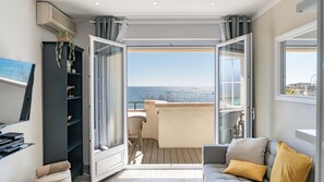 TV, DVD player - At the beach with sea view - Apartment La Plage by Sur la mer (Fréjus)