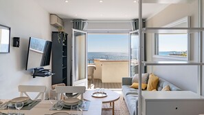 TV, DVD player - At the beach with sea view - Apartment La Plage by Sur la mer (Fréjus)