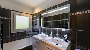 Dusche, Haartrockner, Handtücher, Shampoo
