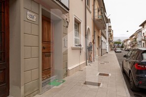 Exterior detail - Welcome to Homiday Yellow Submarine, a modern, fully renovated apartment just a 10-minute walk from the Viareggio seafront. Bright and welcoming, it features a double bedroom, a comfortable sofa bed, a fully equipped kitchen, air conditioning, a washing  (Viareggio)