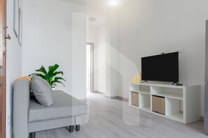 TV - Welcome to Homiday Yellow Submarine, a modern, fully renovated apartment just a 10-minute walk from the Viareggio seafront. Bright and welcoming, it features a double bedroom, a comfortable sofa bed, a fully equipped kitchen, air conditioning, a washing  (Viareggio)