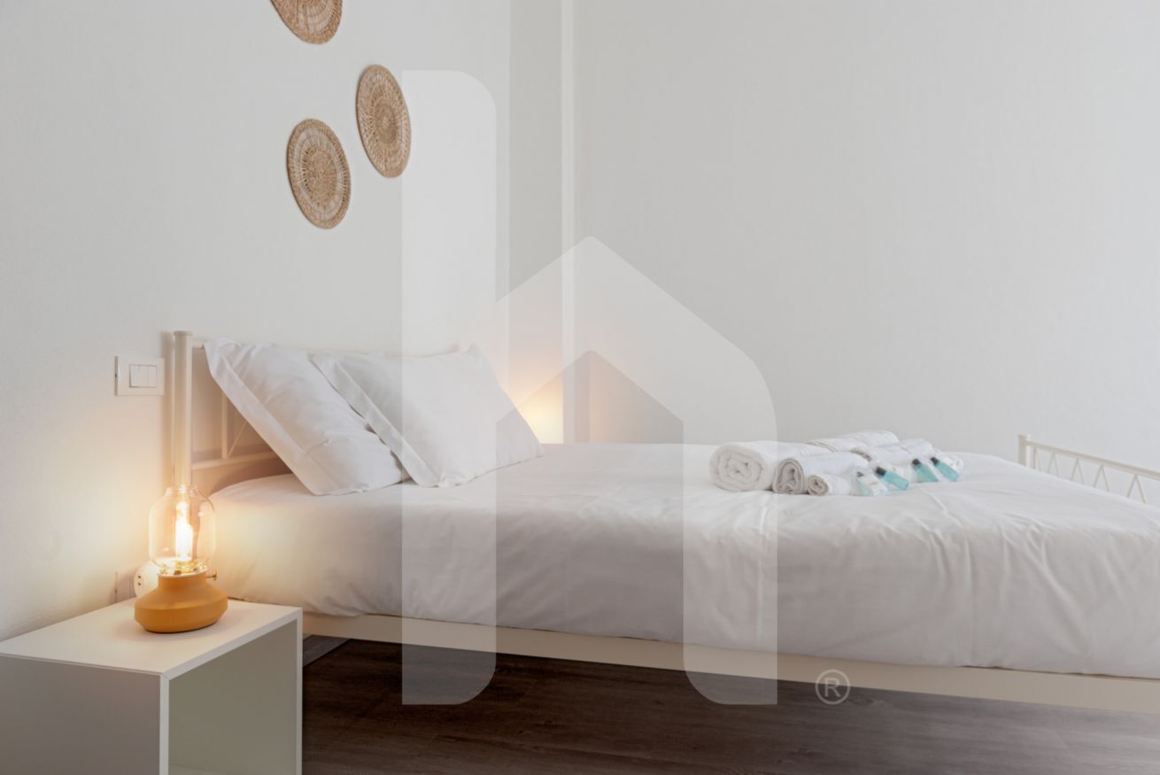 2 dormitorios, escritorio, tabla de planchar con plancha