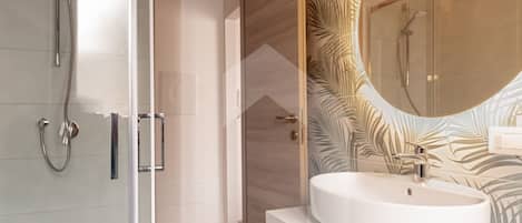 Shower, bidet, towels