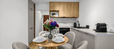 Kühlschrank, Ofen, Herdplatte, Geschirrspüler