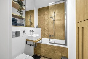 Kostenlose Toilettenartikel, Haartrockner, Handtücher, Toilettenpapier