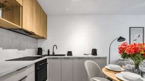 Kaffetrakter/tekoker, kjøleskap, ovn og kokeplater