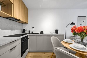 Réfrigérateur, four, plaque de cuisson, lave-vaisselle